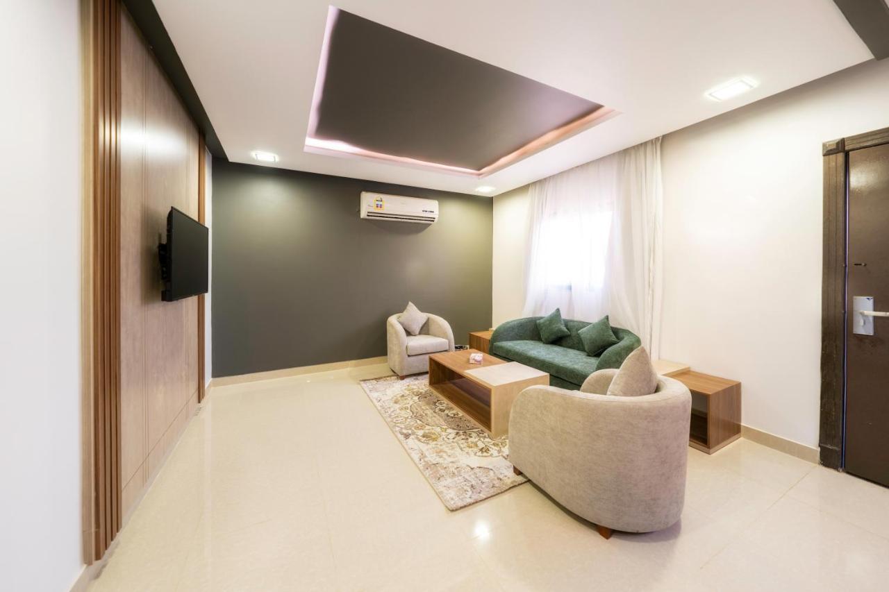 Mirada Gold Jizan - Resort & Private Pools מראה חיצוני תמונה A living room in a hotel