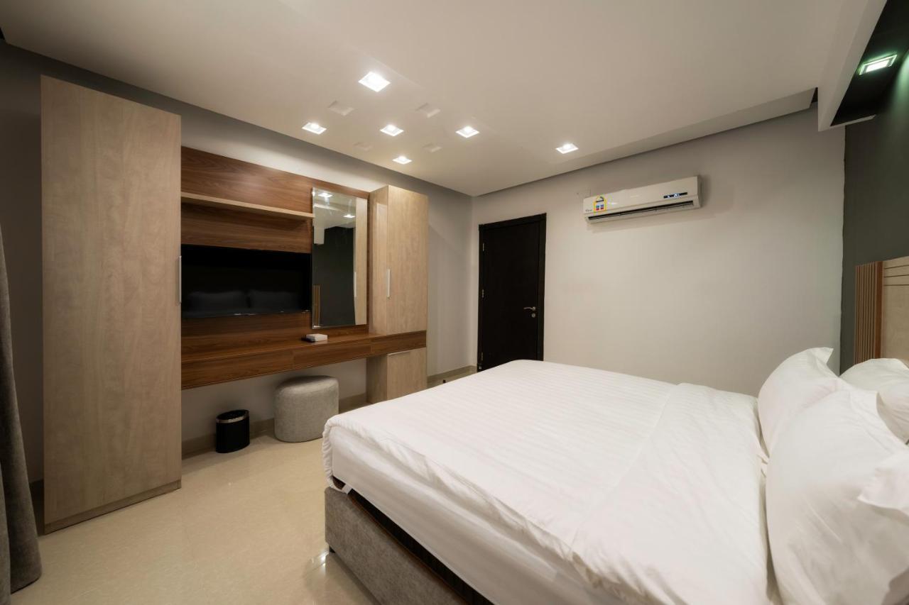 Mirada Gold Jizan - Resort & Private Pools מראה חיצוני תמונה A bedroom in a hotel